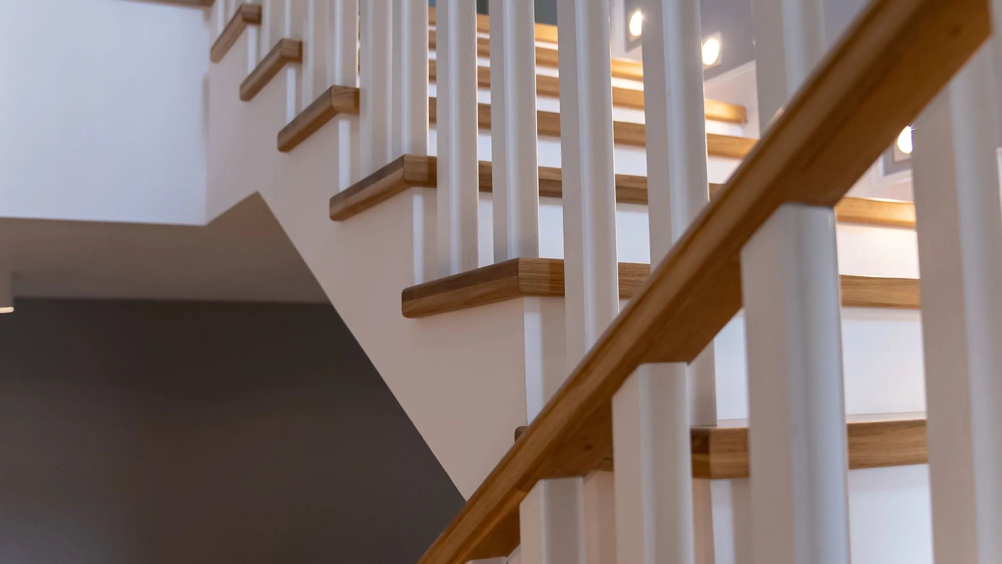 Scară cu balustradă albă și mână curentă din lemn