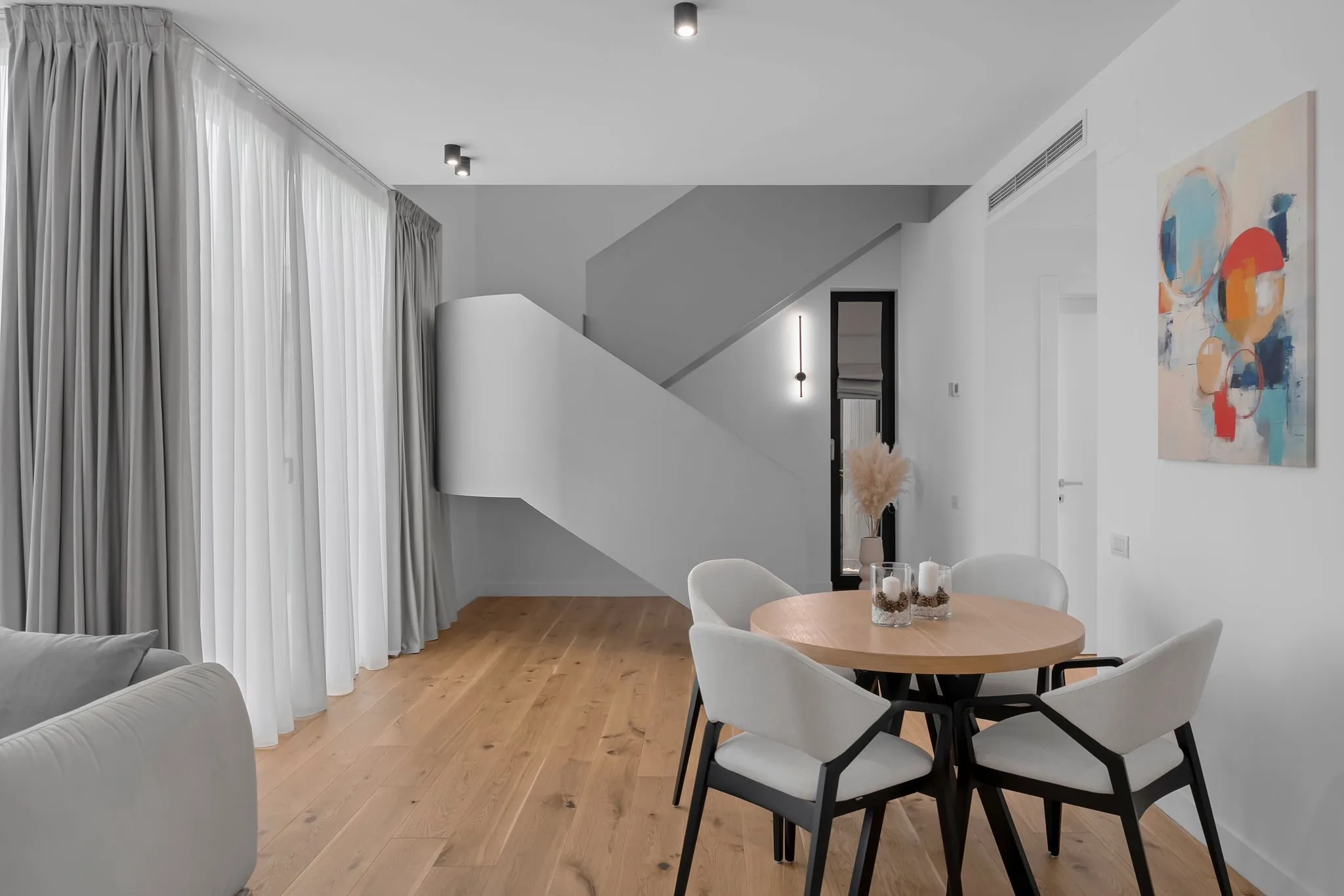 H for Harmony — Dining cu masă rotundă și scara sculpturală albă