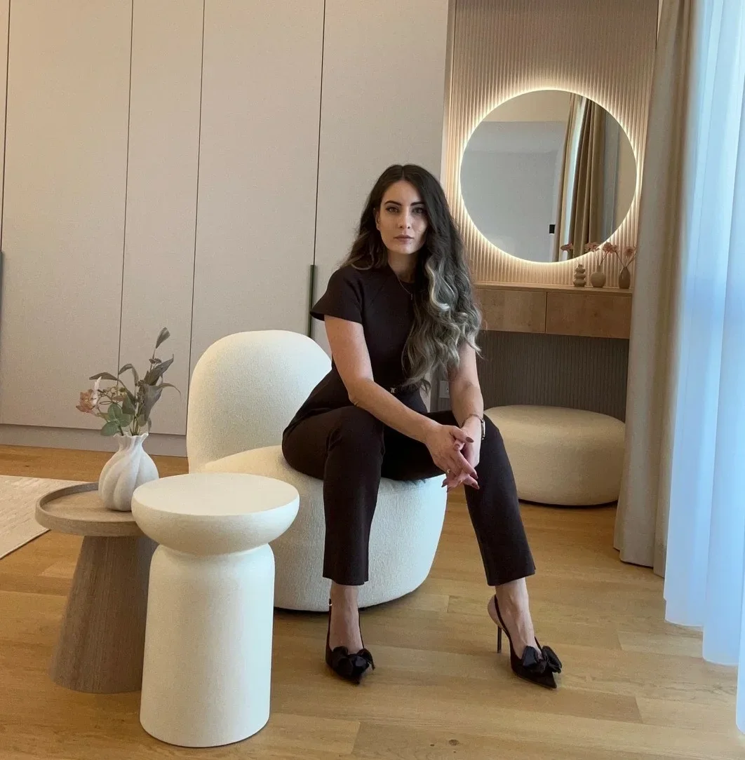 Vanessa Gal, designer de interior, într-un dormitor amenajat de ea